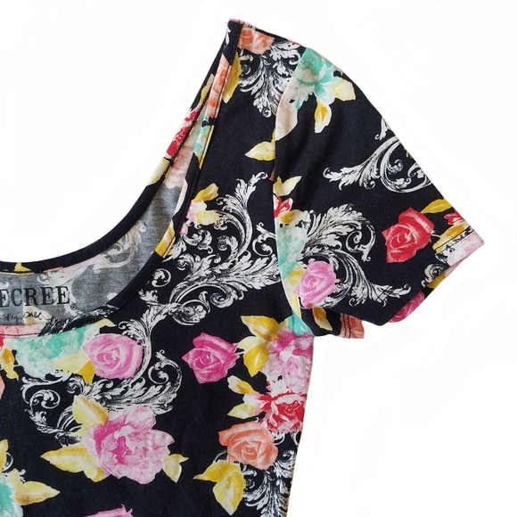 Small Black and Floral Crop Top - Picture 3 of 6